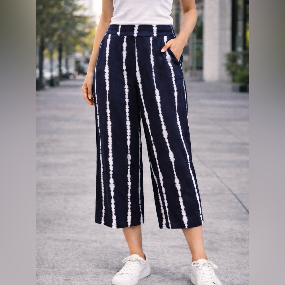 Reitmans Viscose Navy and White stripe Cropped Pants size small